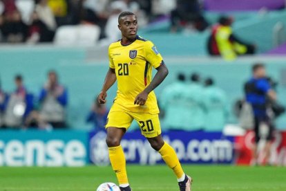 Jhegson Méndez jugando para la selección de Ecuador