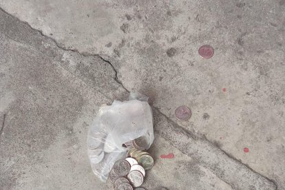 Unas cuantas monedas se les quedaron a los antisociales.