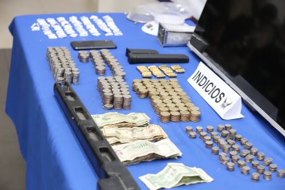 Entre las evidencias constan envolturas de sustancias, municiones, dinero, entre otros objetos.