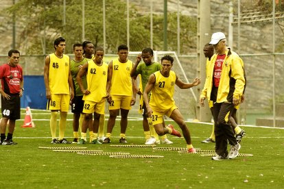 En 2009, el técnico español Benito Floro conformó un plantel con juveniles, pero Barcelona casi pierde la categoría.