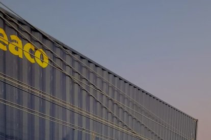 El tráiler que se enredó con los cables en el sur de Guayaquil.