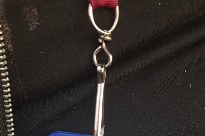 La credencial de María Daniela quedó salpicada con sangre.