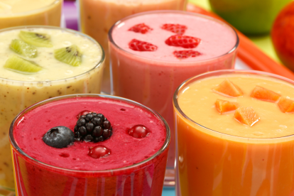 Diversas frutas 'pegan' para batido.