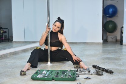 Valeria Armendáriz posó para EXTRA, como mecánica y como modelo