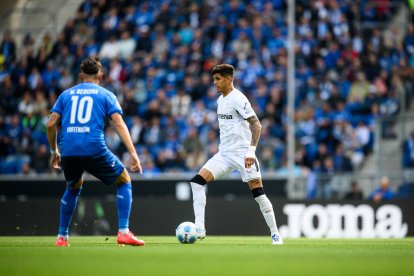 Piero Hincapié (d) en el partido de Bayer Leverkusen ante Hoffenheim