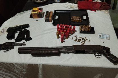 Drogas, armas y municiones, entre las evidencias.