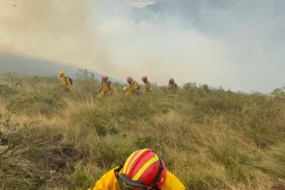 Bomberos quedaron atrapados en medio del fuego y el espeso humo, en Sigchos.