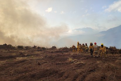 El viento no permite que frenen los incendios.