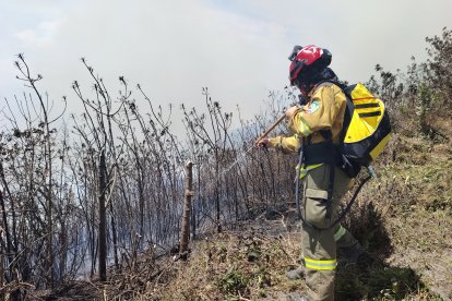 Los bomberos intentaban frenar el apagar el fuego pero luego quedaron atrapados.