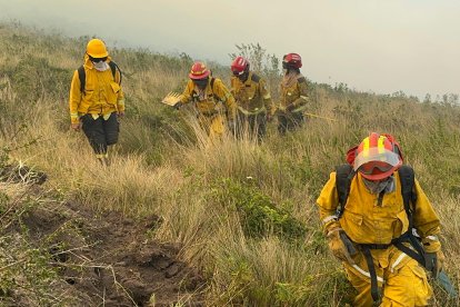 Seis bomberos quedaron atrapados en el incendio.