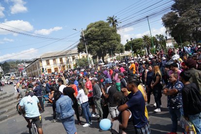 La gente se agolpó cerca de las gradas del pretil para observar al hombre en su agonía. Hubo quienes estuvieron de acuerdo con la medida.