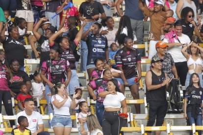 La hinchada de Dragonas hizo la fiesta en el Monumental.
