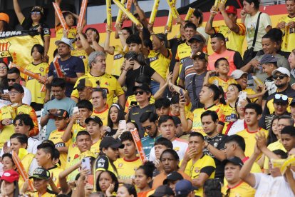 La hinchada de Barcelona cumplió, pero salió triste.