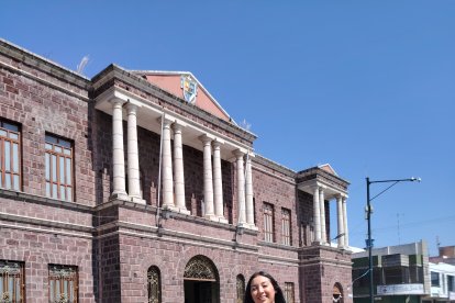 La joven de 19 años intenta mantener su cultura indígena presente en sus apariciones.