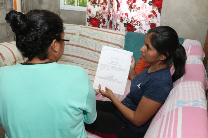 La hermana de Ayme muestra la boleta de auxilio que ella presentó contra su expareja.