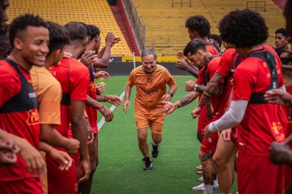 Ariel Holan corrió por el pasillo de jugadores por su cumpleaños