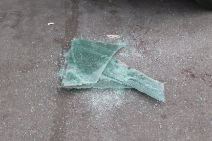 Así quedó el cristal de un vehículo por los balazos.