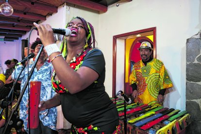 Los artistas populares tienen una tarea titánica para impulsar y mantener su música.