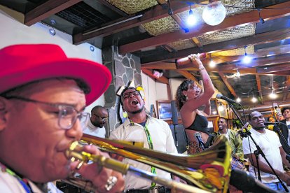 Los artistas populares intentan mantener la originalidad de su música.