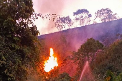 El Cuerpo de Bomberos de Esmeraldas logró contener el fuego.