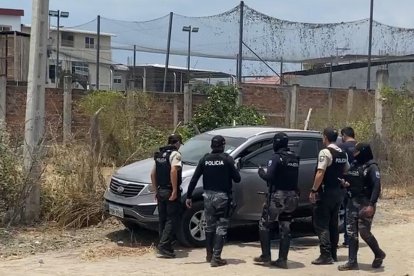 El ataque se dio mientras las víctimas se movilizaban en un vehículo.