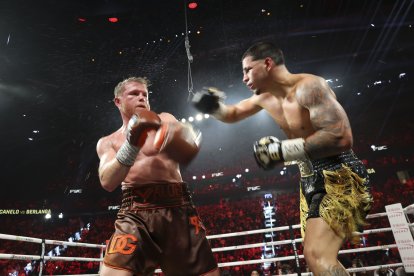 Canelo fue notablemente superior que Berlanga.