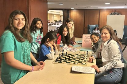 Martha Fierro haciendo lo que más le gusta, jugando ajedrez.