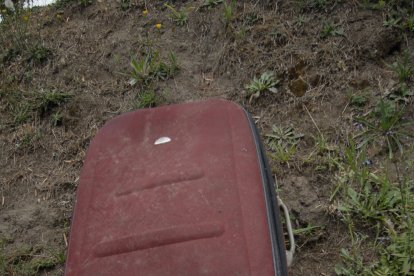 El cadáver fue colocado dentro de una maleta y abandonado en Alangasí.