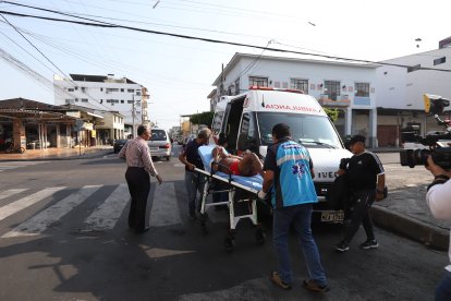 Los paramédicos lo atendieron y trasladaron hasta un hospital.