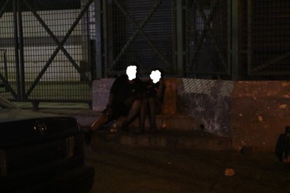 Personas que beben en la vía pública son causantes de relajo, según la denuncia de moradores.