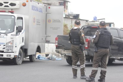 Una ambulancia llegó al sitio para levantar el cadáver.