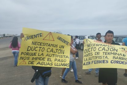 Moradores hicieron pedido por medio de pancartas.