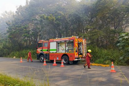 Un incendio forestal se registró en la vía Carlos Concha Torres.