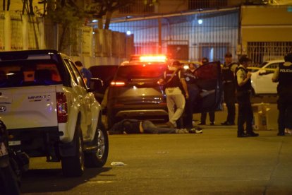 El sitio del crimen fue acordonado por agentes de Criminalística.