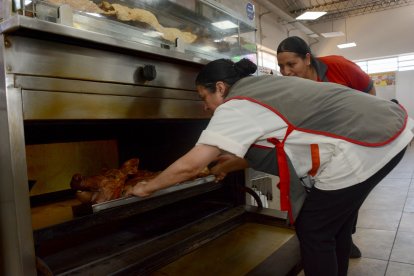 El alimento lo suelen traer desde Sangolquí, los sábados.