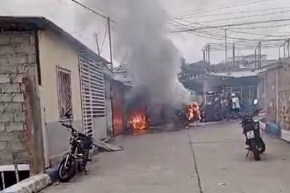 Algunos moradores registraron el tenso momento en sus teléfonos.