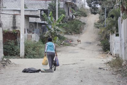 Moradores están aterrados. Caminan con miedo.