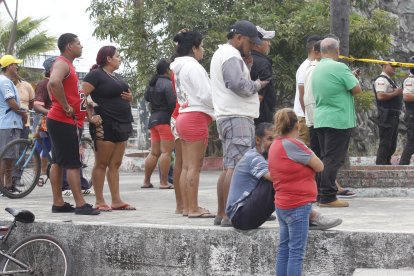 Habitantes salieron de sus casas para observar la macabra escena.