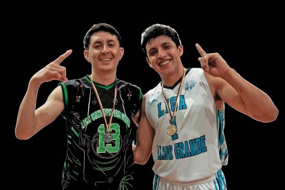 Los amigos se felicitaron tras el juego entre Cochapamba Norte y Llano Grande.