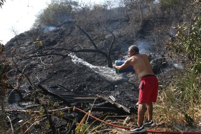 Habitantes del sector intentaron apagar las llamas con baldes de agua.