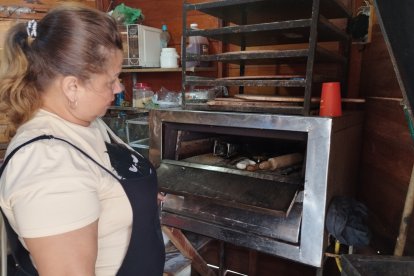 La comerciante Saima García muestra la medida de protección que adoptó para cuidar su horno de pizzas.