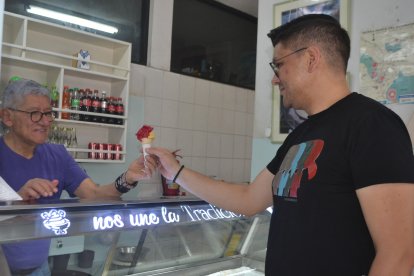 Tiberio Vásquez (izq), dueño del local, está preocupado por el corte  eléctrico.