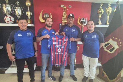 El fichaje de Carlos Castro (gorra) como DT del Quito fue cuestionado al venir de dirigir a Independiente JFA, uno de los descalificados.