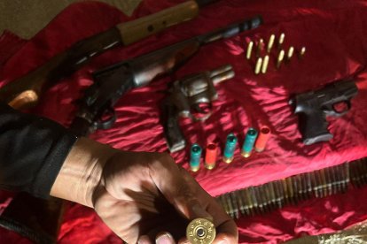Durante el allanamiento, las autoridades encontraron armas de fuego.