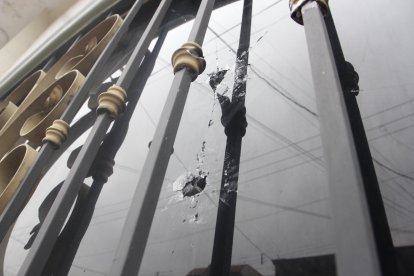 Así quedó el local atacado en Guayaquil.