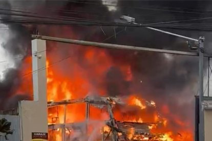 Dentro del bus, parqueado en un garaje, estaba descansando el conductor que resultó con quemaduras.