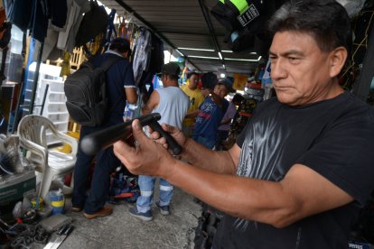 Los toletes de madera son parte de las compras de la ‘pípol’ para resguardarse en el apagón.