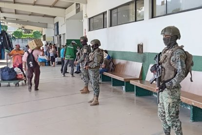 Presencia militar en el Terminal Terrestre de Esmeraldas.