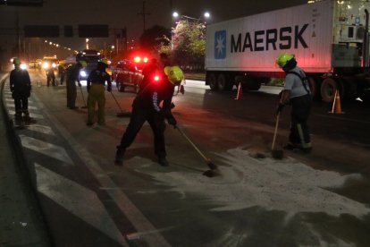 En el Puente de la Unidad Nacional, el Cuerpo de Bomberos hizo limpieza de aceite derramado en la vía.
