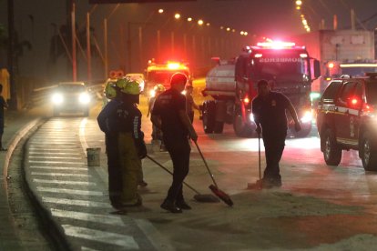 Cuerpo de Bomberos haciendo las labores de limpieza.